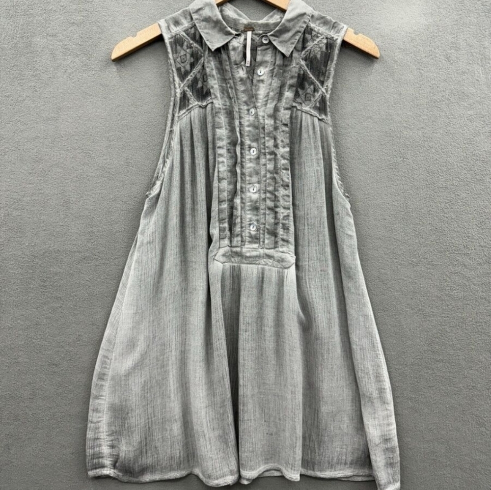 Free People concrete Gray gauze and Lace shirt shirt Med.